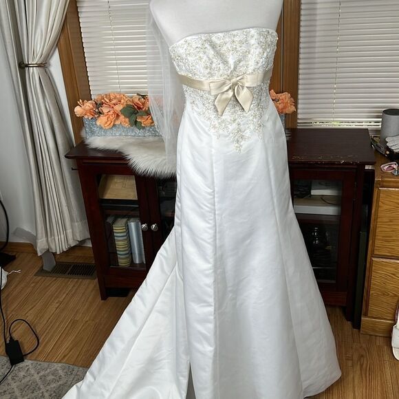 DAVID'S BRIDAL COLLECTION
lace wedding dress with beaded metallic lace - Picture 2 of 16